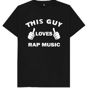 Puede incluir: Camiseta negra con texto blanco que dice "This Guy Loves Rap Music" y dos pulgares hacia arriba.