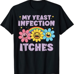 以下が含まれることがあります： 黒いTシャツ。テキスト「MY YEAST INFECTION ITCHES」は紫色のぼやけたフォント。デザインには、ピンク、黄色、青色の3つの笑顔の花のグラフィックと、その上に虹があります。