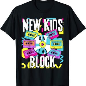 Könnte beinhalten: Schwarzes T-Shirt mit einem farbenfrohen Grafikdesign. Das Design zeigt den Text "NEW KIDS ON THE BLOCK" in einer kräftigen Retro-Schriftart, zusammen mit Bildern von Kassetten und einer CD. Das T-Shirt hat einen klassischen Rundhalsausschnitt.