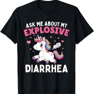 Può includere: Maglietta nera con un'immagine di un unicorno rosa e il testo "Chiedimi della mia diarrea esplosiva".