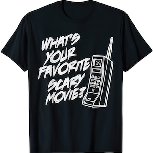 Könnte beinhalten: Schwarzes T-Shirt mit dem weißen Text "WHAT'S YOUR FAVORITE SCARY MOVIE?" und einer weißen Umrisszeichnung eines alten Mobiltelefons. Das Design ist mittig auf dem T-Shirt platziert.