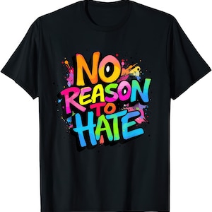 Può includere: T-shirt nero con la scritta "NO REASON TO HATE" in un design colorato in stile graffiti. Il testo è multicolore, con schizzi di vernice. Il design è su sfondo nero.