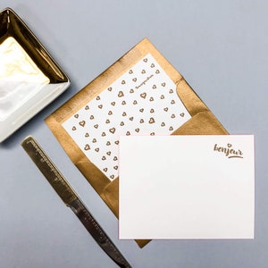 Letterpress Briefpapier 6er-Set || Hallo || Kalligrafie Bonjour in goldener Letterpress-Schrift auf zweilagigem, 100%igem Baumwollpapier || Neonpinke Kantenbemalung