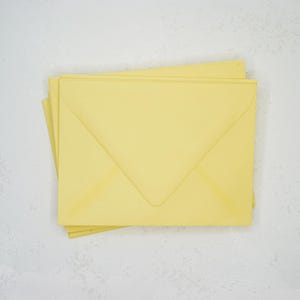 Gele A6-enveloppen voor uitnodigingen Benodigdheden voor handgemaakte kaarten en uitnodigingenveloppen voor de beste gele envelop voor doe-het-zelfhuwelijksuitnodiging.