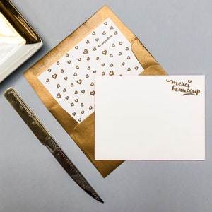 Set di cancelleria tipografica // Grazie // Calligrafico Merci Beaucoup in tipografia oro su carta di cotone 100% doppio strato // bordo rosa neon