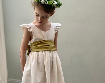 Melk bruidsmeisje jurk, melk linnen jurk voor meisje, bruidsmeisje jurk peuter met salie groene sjerp, schort bloemenmeisje jurk boho, handgemaakt