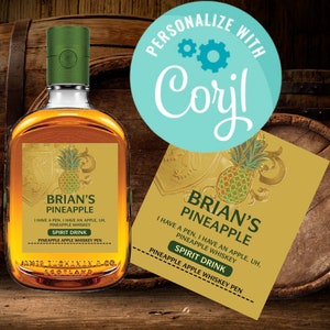 以下が含まれることがあります： パイナップルのデザインと「Brian's Pineapple」と「I have a pen, I have an apple, uh, pineapple whiskey. Spirit drink. Pineapple apple whiskey pen.」というテキストが書かれた金色と緑色のラベル。ラベルは、透明なガラス瓶に貼られており、瓶の中には茶色の液体が入っています。
