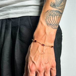 Dunne edelsteenarmband in rood van roestvrij staal en zirkoniastenen in goud - heren tennisarmband van UNSHINEBAR