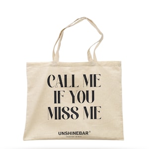 Könnte beinhalten: Eine beige Canvas-Tragetasche mit schwarzem Text, der "CALL ME IF YOU MISS ME" lautet, und einem kleinen Logo, das "UNSHINEBAR FRANKFURT AM MAIN" lautet.