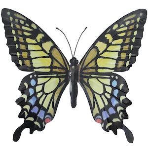 Może przedstawiać: Ozdobny motyl z rozłożonymi skrzydłami. Motyl ma czarny korpus i krawędzie skrzydeł, z ż&oacute;łtymi i czarnymi wzorami na skrzydłach. Obecne są r&oacute;wnież akcenty niebieskiego, r&oacute;żowego i białego. Motyl ma długie czułki.