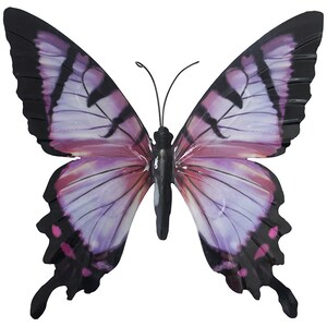 Może przedstawiać: Dekoracyjny motyl z metalowym korpusem i skrzydłami. Skrzydła mają gradient kolor&oacute;w, w tym czarny, fioletowy i r&oacute;żowy. Motyl ma szczeg&oacute;łowy wz&oacute;r z widocznymi żyłkami i czułkami.