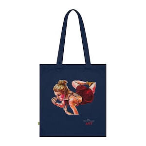 Könnte beinhalten: Eine marineblaue Tragetasche mit einer farbenfrohen Illustration einer Frau in einem roten Kleid. Die Tasche hat ein grünes Etikett mit dem Text "Günter Lanser ART" darauf.