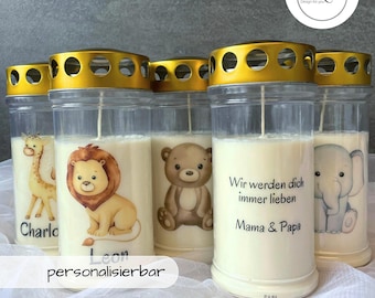 Può includere: Set di cinque portacandele in vetro con coperchi dorati. Ogni portacandele presenta un'illustrazione di un animale diverso: una giraffa, un leone, un orso, un elefante e un design di testo che recita "Wir werden dich immer lieben Mama & Papa".