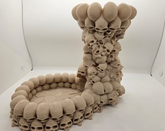 Op de afbeelding: Een 3D-geprint decoratief object gemaakt van beige plastic, gevormd als een toren en een kom, beide gemaakt van veel kleine schedels.