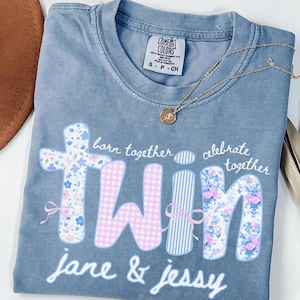 Comfort Colors® gepersonaliseerde tweeling verjaardag shirts, volwassenen tweeling bijpassende verjaardag shirt, Coquette tweeling tshirt, aangepaste naam vrouwen tweeling shirt