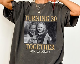 T-shirt voor de 30e verjaardag van een tweeling met een jeugdfoto, gepersonaliseerd T-shirt met foto, verjaardagscadeau voor een tweelingzus, vintage verjaardagscadeau, verjaardag van een 30-jarige