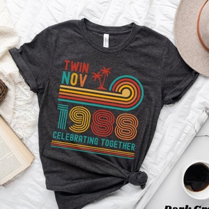 Gepersonaliseerde tweeling verjaardagsshirt voor volwassenen, bijpassend shirt tweeling, aangepast shirt verjaardagscadeau voor mannen en vrouwen, T-shirt 50e tweeling