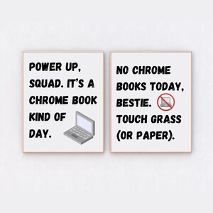 Könnte beinhalten: Zwei rechteckige Wandbilder mit weißem Hintergrund und schwarzem Text. Das linke Bild zeigt: POWER UP, SQUAD. IT'S A CHROME BOOK KIND OF DAY, mit einem Laptop-Symbol. Das rechte Bild zeigt: NO CHROME BOOKS TODAY, BESTIE. TOUCH GRASS (OR PAPER).