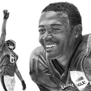Puede incluir: Dibujo a lápiz en blanco y negro de un jugador de fútbol americano que lleva una camiseta con la palabra "EAGLES" en ella. El jugador sonríe y mira hacia un lado. Un segundo jugador de fútbol está en el fondo, vistiendo una camiseta con el número "6" en ella.