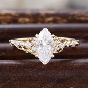 Anillo de compromiso vintage de moissanita con corte marquesa en oro amarillo de 14 quilates y diamantes en racimo. Anillo de compromiso con giro para aniversario de bodas. Regalo de promesa para ella.