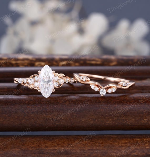 Anillo de compromiso de oro rosa con moissanita y marquesa