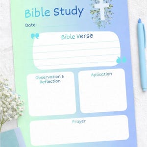 Könnte beinhalten: Ein Arbeitsblatt für das Bibelstudium mit einem blau-grünen Farbverlauf im Hintergrund. Die Worte "Bible Study" stehen oben, mit Abschnitten für "Bible Verse", "Observation & Reflection", "Application" und "Prayer". Ein hellblauer Stift liegt rechts.