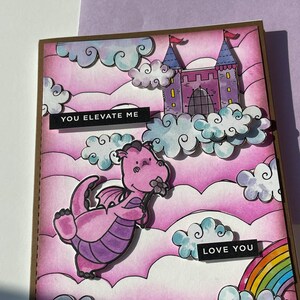 Drago viola, Fiaba del libro di fiabe, Carta partner, Carta anniversario, Carte arcobaleno, Uovo di drago, Regalo di nozze gotico, Libellula viola magica