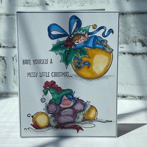 Nieuporządkowana i jasna kartka świąteczna, stemplowanie Bella Oddball Elves Christmas, wyjątkowe kartki świąteczne, ręcznie malowane kartki, prezenty Elf na półce