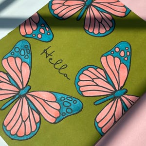 Tarjeta de mariposa rosa y azul, tarjeta hecha a mano, tarjeta de felicitación inspirada en el jardín, tarjetas de buenos deseos, pensando en ti, regalos de hola amigo