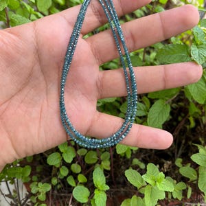 K&ouml;nnte beinhalten: Eine Halskette aus kleinen, blauen, facettierten Edelsteinen. Die Halskette ist doppelf&auml;dig und scheint aus nat&uuml;rlichen Steinen zu bestehen.