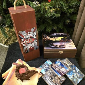 Set regalo fatto a mano di tarocchi e poker / Scatola di legno con sottobicchieri di tarocchi, carte da gioco e portabottiglie / Regalo unico per lui