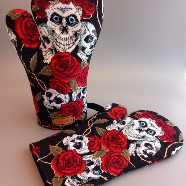 1 pair of oven gloves with roses and skull