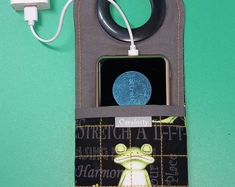 1 cell phone charging bag upcycled jeans model “Yoga Frog”
