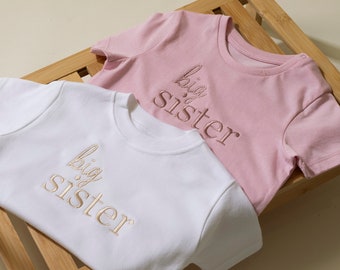 T-shirt ricamata per la sorella maggiore - Felpa per l'annuncio del bambino - Top per la sorella maggiore - Annuncio del bambino del fratello maggiore - Sorella maggiore