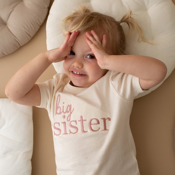 Besticktes Big Sister T-Shirt – Baby-Ankündigungs-Sweatshirt – Big Sis-Top – Baby-Ankündigung für ältere Geschwister – Big Sister Taupe