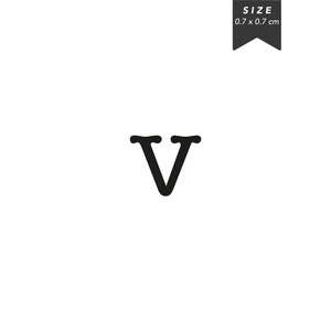 v - Letra minúscula - Tatuaje temporal natural | Tatuaje de 2 semanas | Tatuajes semipermanentes