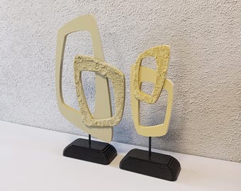Moderne geometrische Holzskulptur - Abstrakte Schichtkunst mit Betontextur - Minimalistisches Wohn- & Bürodekor
