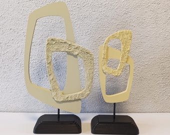 Moderne abstrakte Holzskulptur - Geschichtet Geometrisches Dekor mit Beton Textur - Minimalistische Beige Hauskunst