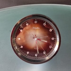 Reloj de mesa Rhythm marrón vintage, era espacial, Japón, modelo 51116, diseño moderno de mediados de siglo, reloj atómico, reloj mecánico, retro