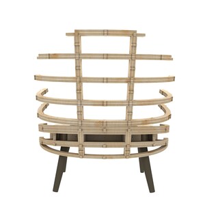 Op de afbeelding: Een houten stoelframe met een tralieontwerp. De stoel is gemaakt van multiplex en heeft een gebogen rugleuning en zitting. De stoel heeft vier poten.