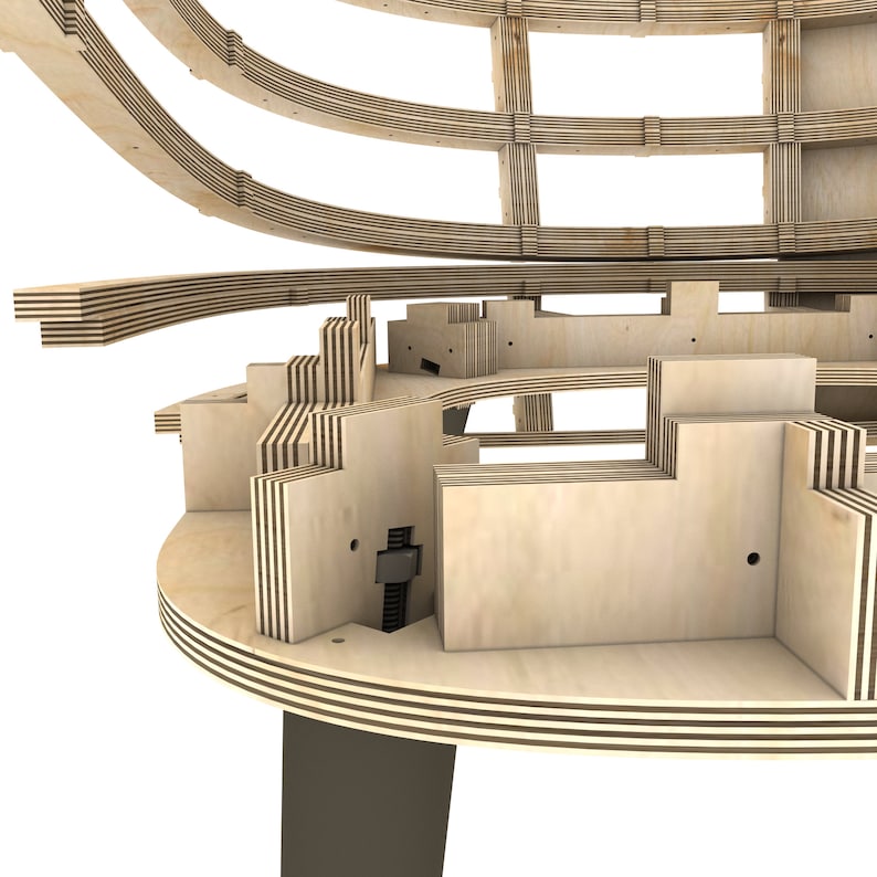 Op de afbeelding: Een houten stoel met een uniek, ingewikkeld ontwerp. De stoel is gemaakt van meerdere lagen multiplex, die aan elkaar zijn verbonden om een ​​sterk en duurzaam frame te cre&euml;ren. De stoel heeft een ronde basis en drie poten en is afgewerkt in een natuurlijke houtkleur.