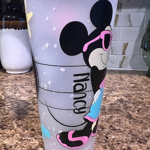 Musse Pigg Sommarmugg | Disney Vacation Starbucks Tumbler | Strandvibbar Återanvändbar 24oz Venti | Kryssningspresent Handgjord bild 4