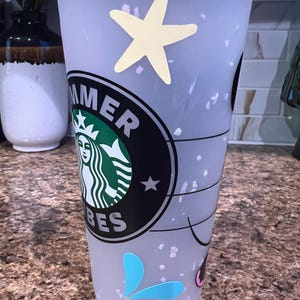 Musse Pigg Sommarmugg | Disney Vacation Starbucks Tumbler | Strandvibbar Återanvändbar 24oz Venti | Kryssningspresent Handgjord bild 3