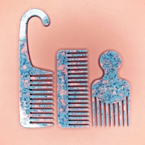 Il set di pettini a denti larghi &quot;Blue Crush&quot; della Sirenetta, composto da tre pezzi, include un pettine per doccia a denti larghi, un pettine a denti larghi e un pettine afro. L ecologico.
