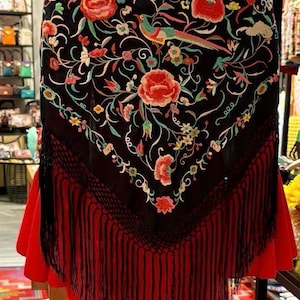Embroidered silk shawl / Mantón de seda bordado