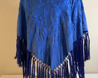 Embroidered silk shawl / Mantón de seda bordado