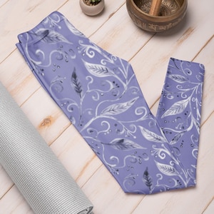 Purple Women&#39;s Leggings, Floral Pattern Tights, Cute Stretch Pants, Comfy Gift for Her, All-Over Print Yoga Pants, Lavender Color Gym Wear