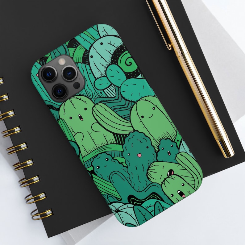 Peut inclure: Une coque de t&eacute;l&eacute;phone verte et bleue avec un motif fantaisiste de cactus et d'autres plantes en dessin anim&eacute;.