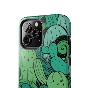 Peut inclure: Coque de t&eacute;l&eacute;phone verte avec un motif de doodle de cactus et d'autres plantes. La coque a une d&eacute;coupe pour l'objectif de l'appareil photo.