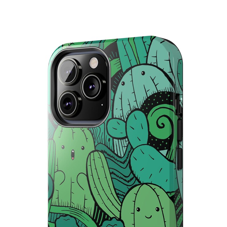 Peut inclure: Coque de t&eacute;l&eacute;phone verte avec un motif de doodle de cactus et d'autres plantes. La coque a une d&eacute;coupe pour l'objectif de l'appareil photo.